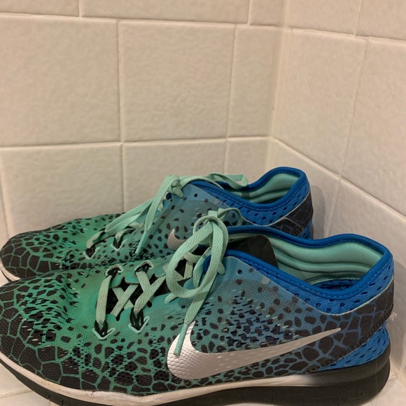 Women’s Nike Free Tennis Shoes size 10 - Picture 4 of 4